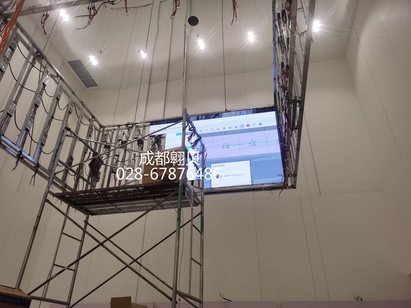 成都武侯區港匯天地異形LED顯示屏 空中吊裝工程與專業維修解析